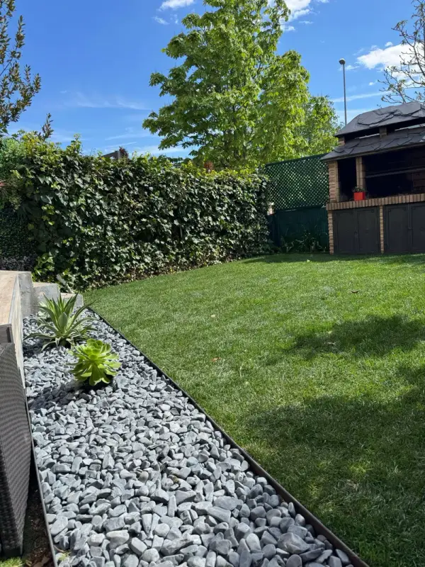 Mantenimiento de jardín con césped y setos recortados