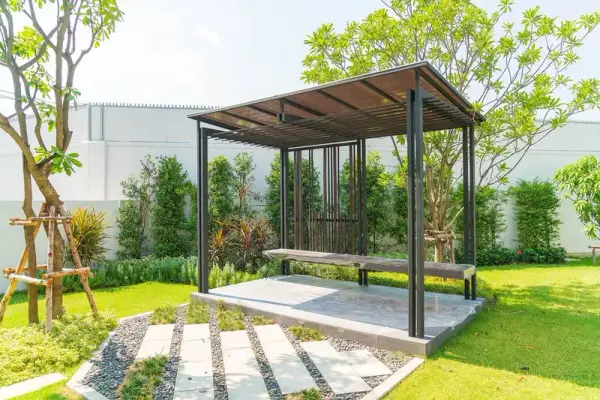 Pérgola moderna en jardín con diseño paisajístico