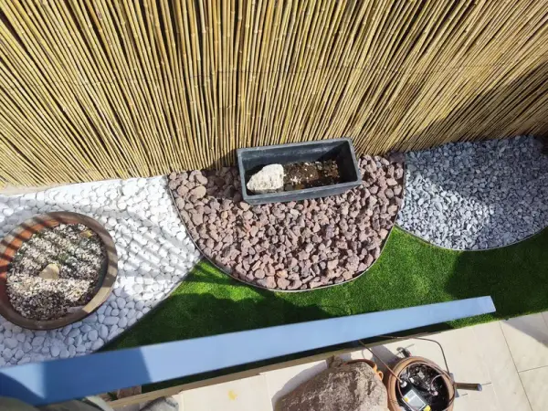 Decoración de jardín con macramé y plantas colgantes