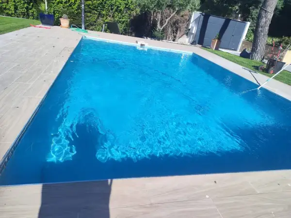 Piscina con mantenimiento profesional y jardín