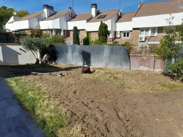 Preparación del terreno con motoazada antes de sembrar el jardín