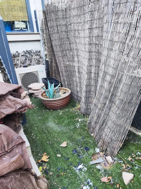 Estado inicial de la terraza con cañizo viejo y restos de obra